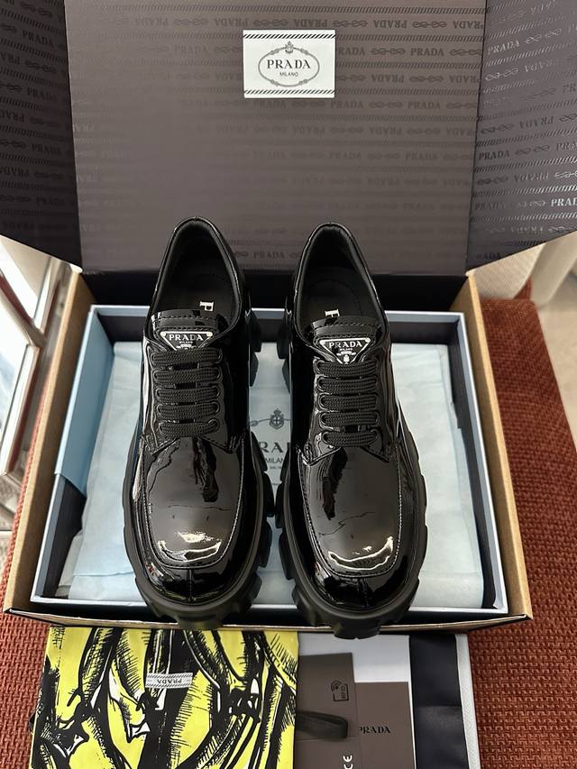 代购级版本470 * 新款Monolith系列齿轮系带三角标厚底鞋 ｜原版购入代购级别 -漆皮 材质与工艺： 原版牛皮革/漆皮面料 定制牛皮里衬 涂珐琅金属三角