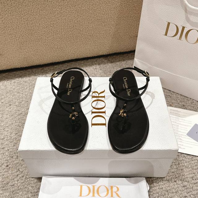 p：350代购级别！ 迪奥C'est Dior 夹趾凉鞋，秋季成衣系列的新款单品，时髦优雅。采用柠檬黄等经典艳色牛皮革精心制作，纤细的饰带饰以金色饰面金属 C
