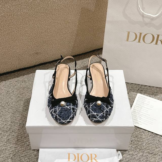 p：350代购级别！ 迪奥 Dior 2025春夏高定系列新款 Ballet 标志性电绣藤格纹低跟芭蕾舞女鞋 ，可调节扣带正面饰有罗缎蝴蝶结·装饰性Cd树脂珍珠