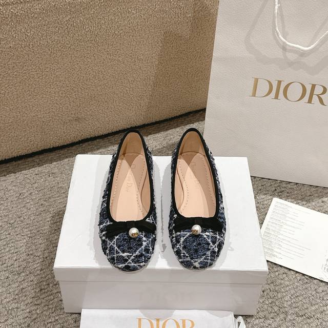 p：350代购级别！ 迪奥 Dior 2025春夏高定系列新款 Ballet 标志性电绣藤格纹低跟芭蕾舞女鞋 ，采用蓝色和黑色粗花呢等材质精心制作，展示藤格纹图