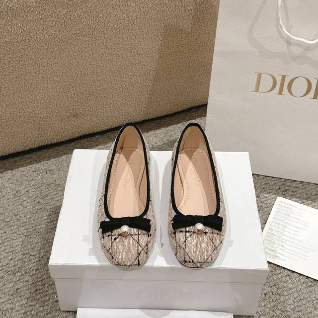 p：350代购级别！ 迪奥 Dior 2025春夏高定系列新款 Ballet 标志性电绣藤格纹低跟芭蕾舞女鞋 ，采用米色和黑色粗花呢等材质精心制作，展示藤格纹图