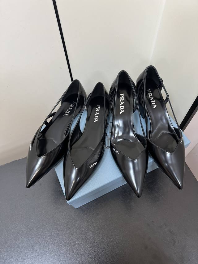 p420Prada 25Ss 早春新款绝美尖头跟鞋 时尚界久违的极简之美 经典时尚配色 毫不费力的优雅风来袭 时髦 精致 绝美 包头尖头 开边珠外穿时尚气质简约