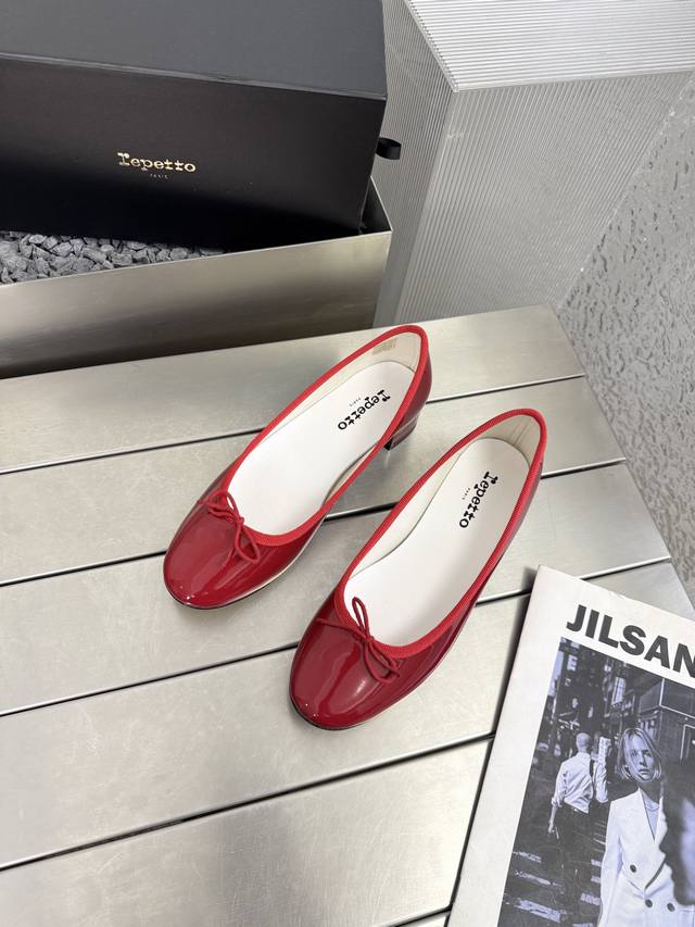 repetto 芭蕾跳舞鞋 mar repett*经典鞋型在本次合作中得到崭新诠释，增添中跟设计.更加贴合通勤需求！ 上脚百搭舒适！适合日常！设计也很贴合芭蕾的