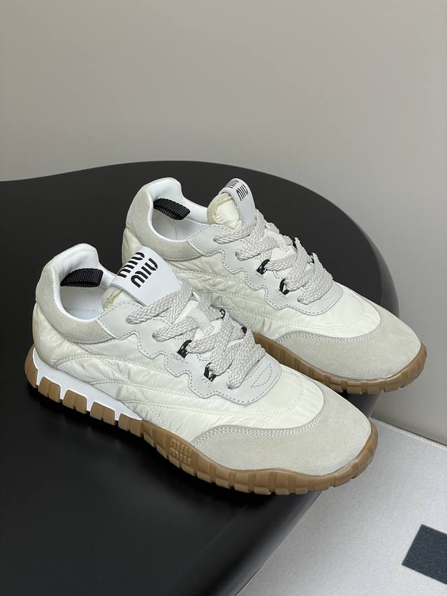 p330- miumiu 缪缪 25Ss Tyre系列春夏新款 饼干鞋 阿甘鞋休闲运动鞋 轮胎德训鞋 miumiu最新爆款 前卫大胆的设计，风格融于此款厚底帆布