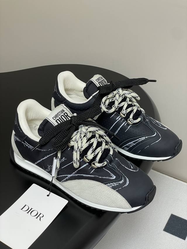 p360- 25Ss早春新款Dior 迪奥D-Sketch涂鸦素描运动鞋 休闲德训鞋 阿甘鞋 这款 D-Sketch 运动鞋于迪奥二零二五春夏成衣系列发布秀精彩