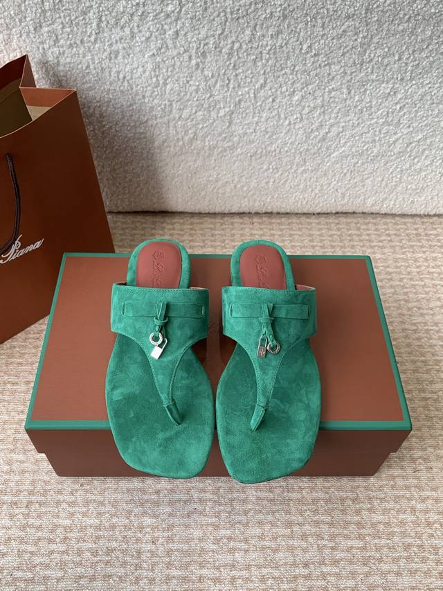p390Loro Pian* 25Ss 春夏系列 Lp顶级版本 英伦夹脚拖鞋 原来这就是传说走两万步都不会累脚的夹脚凉鞋把颜值和脚感都拿捏住了 上脚一走就会被彻