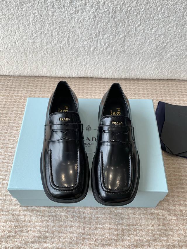 p380Prada/普拉达女士Equal亮面牛皮革乐福鞋子 2025春季新款Equal乐福鞋重新演绎1999春夏系列档案库设计，采用现代主义廓形。醒目线条结合创
