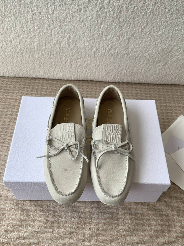 p390Dior 25Ss 春夏全新上线 平底豆豆鞋 dior Boy 穆勒鞋是二零二四冬季成衣系列新品，融入 Dior 非凡的精湛工艺，重新诠释经典乐福鞋设计