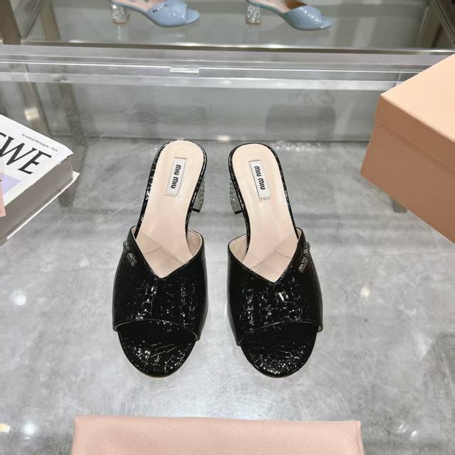 p300元 miumiu谬谬2025春夏新款镶钻拖鞋 原版 1：1开发，各大明星 网红的热爱款 ，亲肤柔软夏季必备款 鞋面外表镶钻贵气感十足 面料进口压纹漆皮！