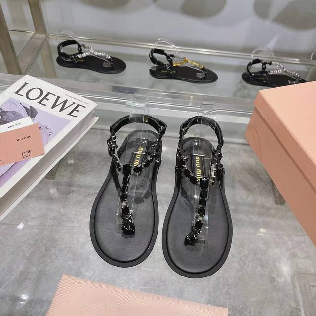 出260，35-41.Miumiu*缪缪/24夏季新品，全球最火夹趾凉鞋， 出现在各大时装杂志封面·各路明星、小红书博主着用～搭配长裙 鞋面：牛皮/钻链 内里：
