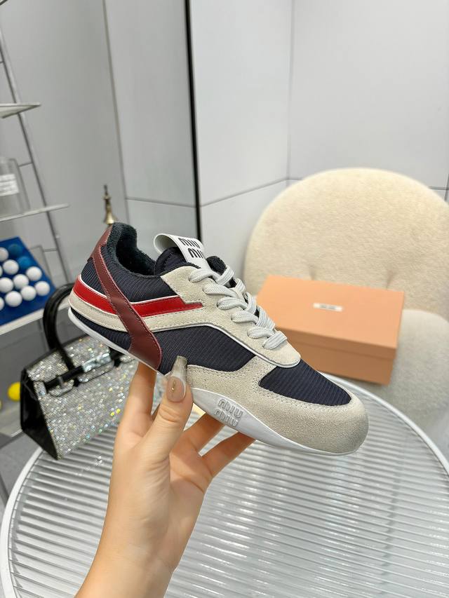 出厂P290 Miumiu缪缪透气网布休闲鞋，新款英伦风系带Miumiu秀场 糖果色拼接+复古做旧~脏脏鞋 多元对撞，美炸了 时髦精最爱~上脚超级舒服 面料：牛
