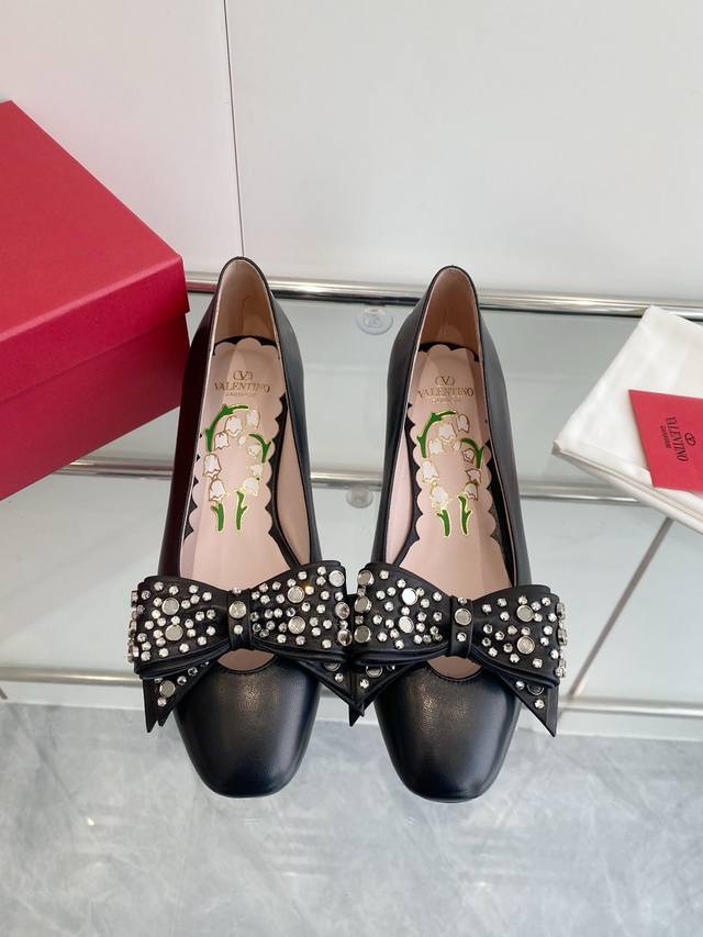 p380￥ Valentino 华伦天奴25Ss早春新款蝴蝶结中跟单鞋 鞋面：进口羊皮 内里: 进口羊皮 垫脚：进口羊皮 大底：意大利真皮大底 跟高：3.5Cm