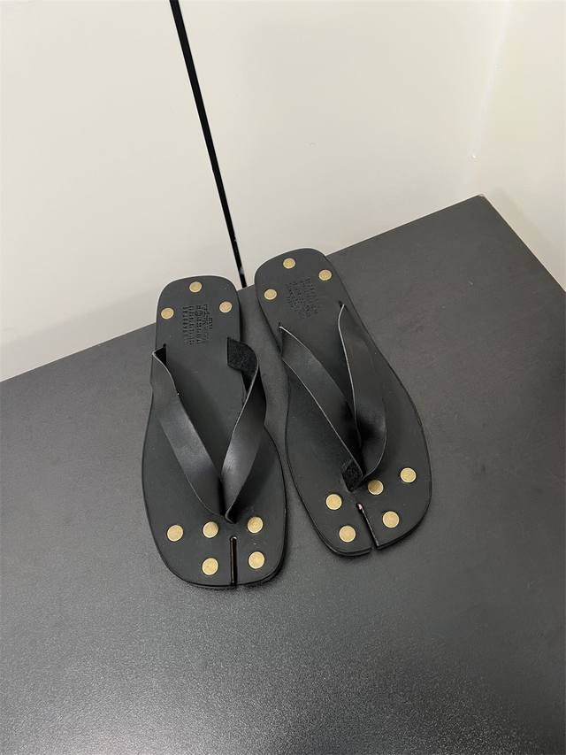 p380男款20Maisonmargiela Mm6马吉拉 New 马吉拉纯皮Tabi人字拖，鞋面和鞋底都是牛皮 铆钉加持，一点金属感，很随性 size 35-