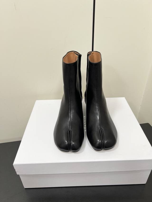 p530Maisonmargiela Mm6分趾 马吉拉经典分趾靴 辨识度极高，舒适度满分，不会过时的决绝子单品 小牛皮鞋面，牛皮鞋底！跟高3Cm 顶级品质35