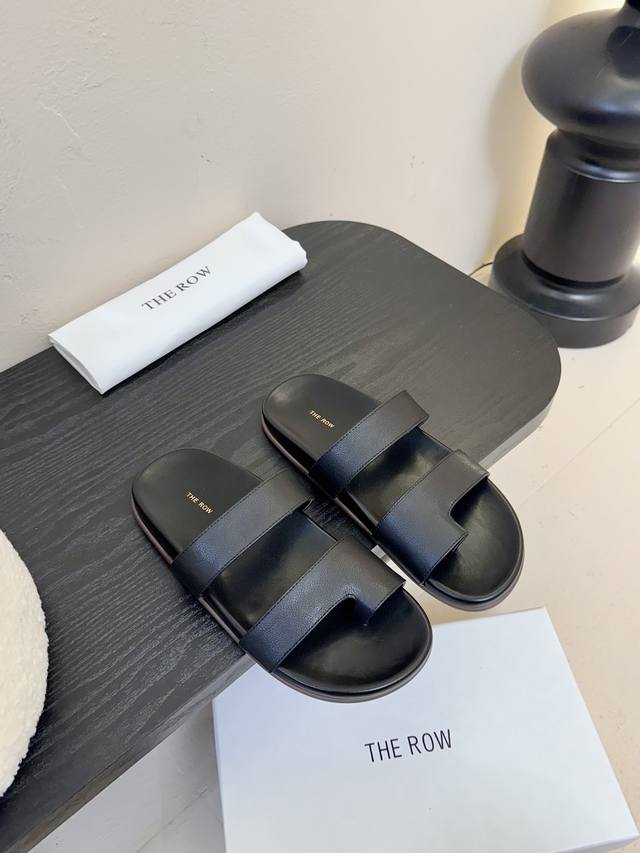 330 the Row 25Ss 春夏新款简易皱面简易平底 夹脚拖鞋！ therow一贯的极简风格 干净利落的版面设计 没有任何装饰 仅以设计为亮点 凸显气质和