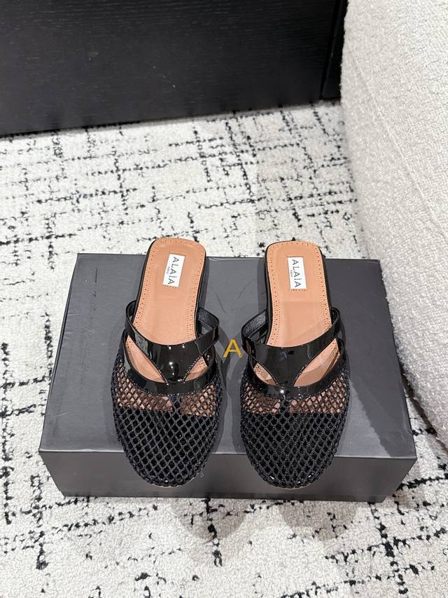 330 alaia 阿莱亚 25/ 春夏最新 平底夹趾网鞋包头半拖 兜兜转转还得是Alaia 极致的舒适和百搭 交叉带的设计有种芭蕾舞的感觉 章小蕙同款 甜酷芭
