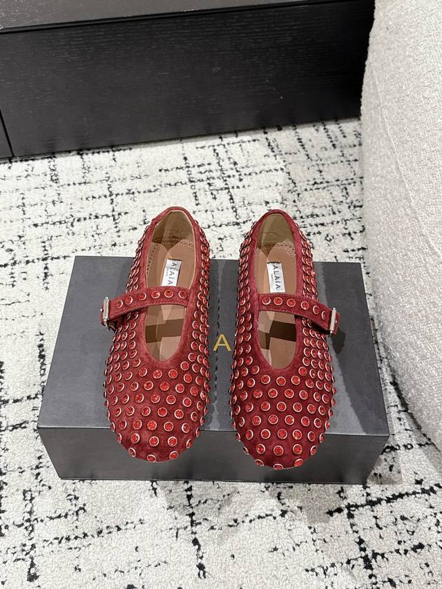 420 alaia 阿莱亚 25/春夏最新 Strass 水晶满钻 玛丽珍鞋 极具特点和辨识度，金属扣。更显时尚极致小低跟更显精致轻量感上脚这双鞋演绎未来感前卫