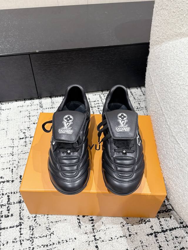 590 #莞产代购级 情侣款 lv路易威登 25/最新Footprint系列 情侣款足球运动鞋 原版购入开发 做货 这款 Footprint Soccer 运动