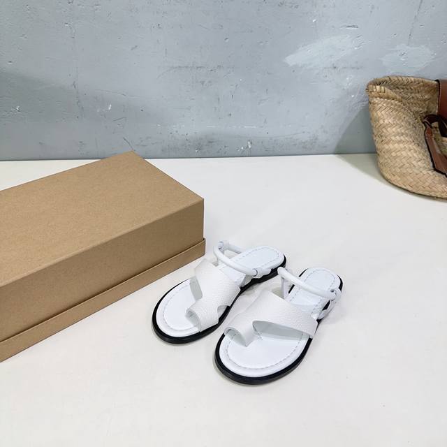 高品质出厂330！小众潮牌Poeve /新品夹脚人字拖凉鞋！ 简约双带设计 透着利落的时尚感 细腻的皮革质感 搭配别致的细节 尽显高级 平底款式舒适自在 无论是