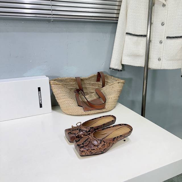 高品质比厂400！小众潮牌Jacquemus25春夏新款法式金属跟包头半拖方头鞋流行的方头设计和茴蕾风碰撞则个性，俏皮可爱时尚好看蝴蝶结装饰很有少女感，整体日常