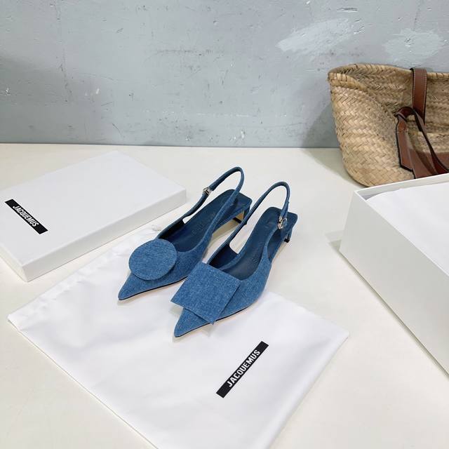 高品质出厂400！小众潮牌Jacquemus 25春夏新款简约尖头鸳鸯扣猫跟后空凉鞋！ 设计灵感来源方和圆！具有雕塑的轮廓设计，柔和又有力量感！ 极简优雅·超级