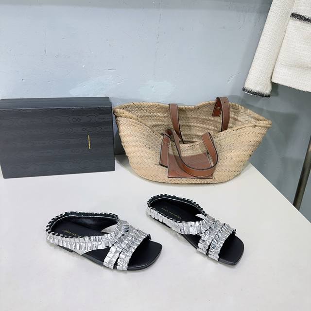 高品质出厂420！小众潮牌 Dries Van Noten 2025/Aw春夏新款时髦褶皱鞋面平底拖鞋！ 又又又又来了 又是近期最爱的Dvn 设计感线条感 简单
