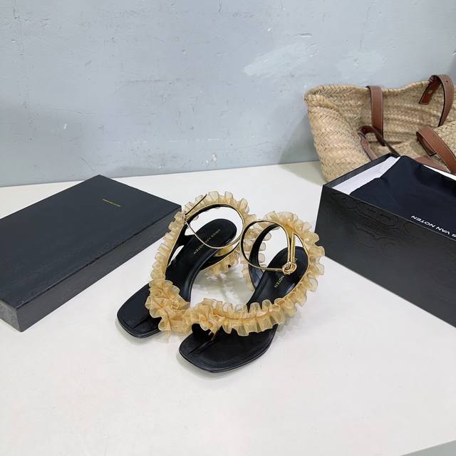 高品质出厂420！小众潮牌 Dries Van Noten 2025/Aw春夏新款时髦褶皱网纱香蕉跟极简高跟凉鞋！又又又又来了 又是近期最爱的Dvn 设计感线条