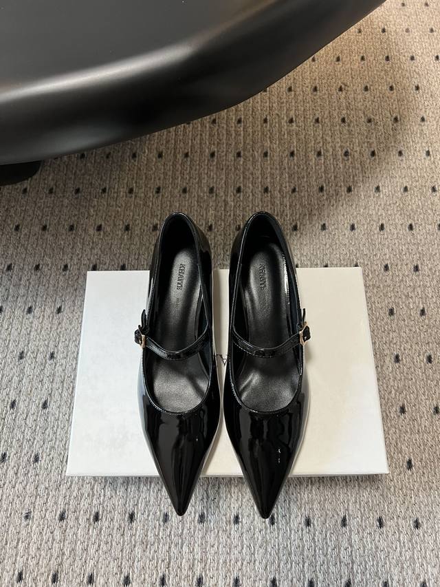 顶级品质P400 khait* 25Ss尖头内增高玛丽珍单鞋 酷飒摩登 足下生风 凌厉的尖头设计 瞬间拉长腿部线条 精致搭扣增添细节感 巧妙融合复古与现代 不费