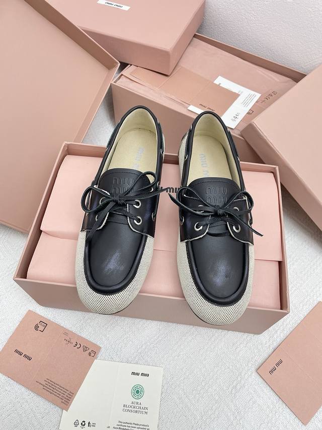 330顶级版本Miu Miu 25Ss 春夏季 布洛克 芭蕾舞 乐福鞋 这款布洛克鞋线条简约设计经典，饰以Miu Miu徽标 等金属细节。鞋面采用了牛皮和原版开