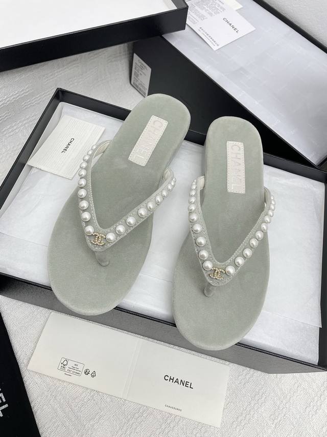350代购级Chanel~~香奈儿2025春夏季最新款人字拖…夹趾拖鞋…沙滩凉鞋 小香风爆款夹趾人字拖鞋~~无法抗拒的可爱小双C水钻金属Logo点缀，加上毛绒绒