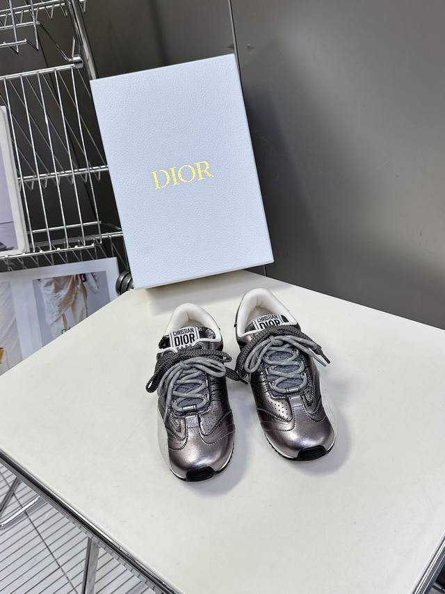 380 Dior迪奥春夏走秀款涂鸦素描德训鞋 阿甘鞋 太古汇Rmb11610购入开发 25Ss春夏秀场出镜率最高的单品 这双鞋改变了之前印象中的阿甘鞋单一的设计