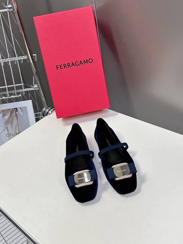 330 Ferragamo菲拉格慕女士新版Vara铭牌芭蕾舞平底鞋上脚果然更惊艳~蝴蝶结 集美感与于一体的平底鞋，非常百搭，穿着不累脚 绝对入手不亏的一双！ 面