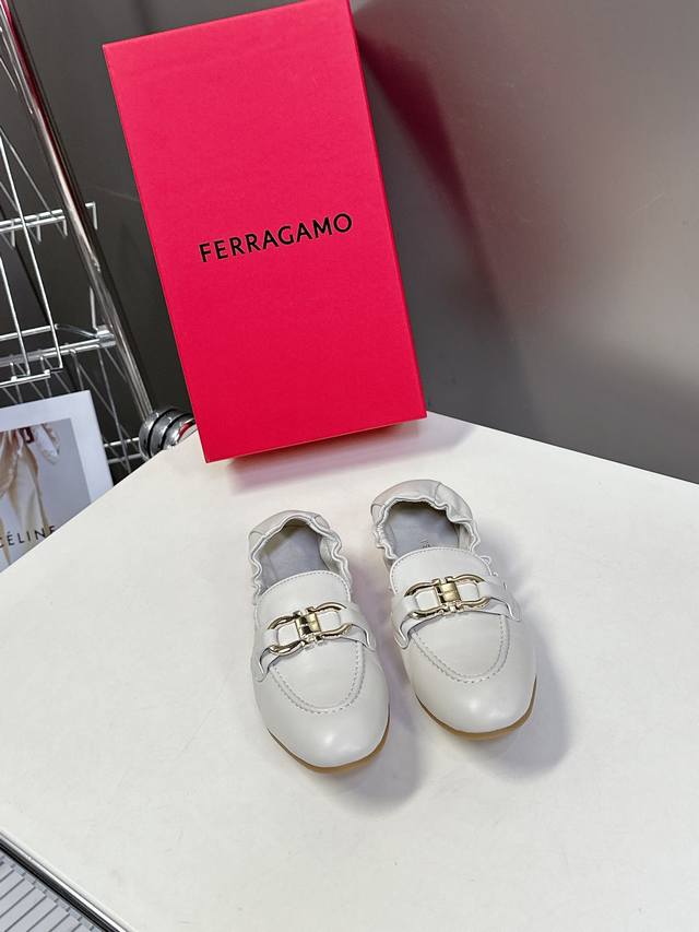 350 Ferragamo菲拉格慕春夏新款跳舞鞋 春夏必入的一款跳舞鞋 皮料非常柔软亲肤 集美感与于一体的跳舞鞋，非常百搭，穿着不累脚 绝对入手不亏的一双！面料