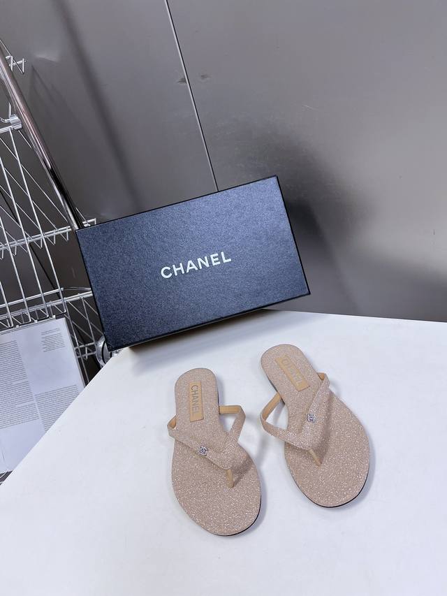290 Chanel｜香奈儿春夏新品 双C人字拖 大爆款已经被它的美貌折服 有拖鞋随性自然 又彰显品牌特色 满满的高级感 上脚超洋气 鞋面丝绒牛皮特殊闪光绒布