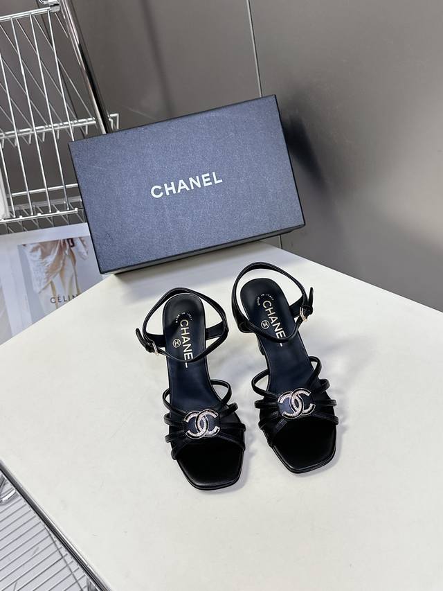 330 Chanel香奈儿 25P春夏新款双C粗跟凉鞋 小香的一款全新设计 双C五金扣 简约百搭上脚超级美的 怎么看都超美 鞋面：进口小牛皮 内里垫脚：混种羊皮