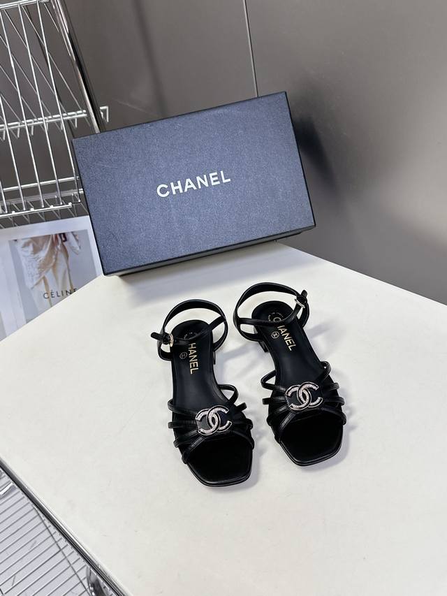 330 Chanel香奈儿 25P春夏新款双C粗跟凉鞋 小香的一款全新设计 双C五金扣 简约百搭上脚超级美的 怎么看都超美 鞋面：进口小牛皮 内里垫脚：混种羊皮