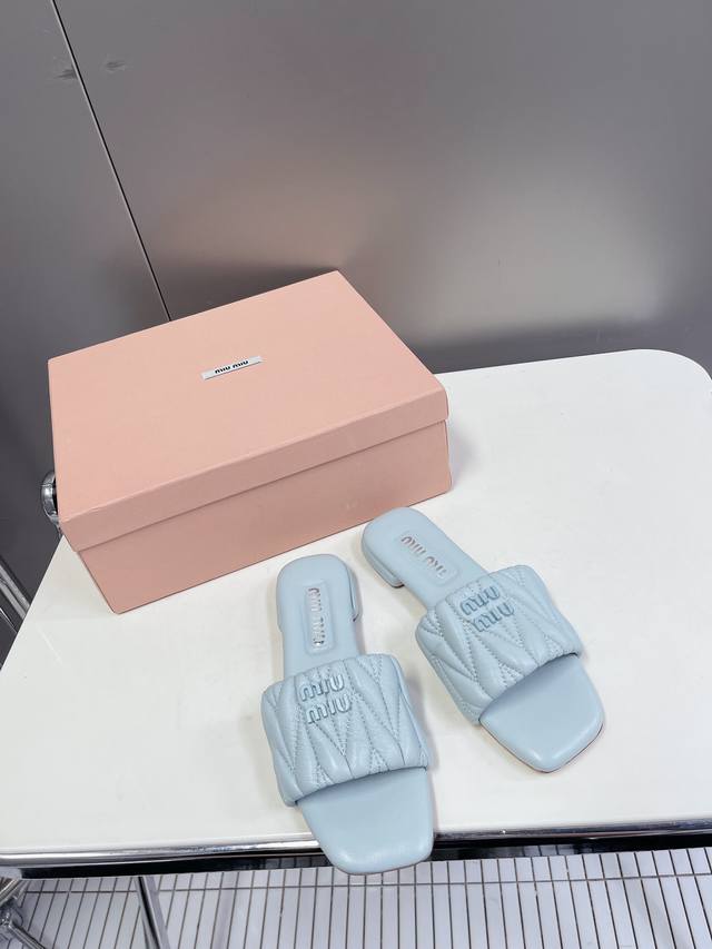 330 Miumiu 缪缪春夏秀款拖鞋 面料采用原版一致进口小牛皮 牛自然褶皱 开模Logo五金 内里选用精品小羊皮里 少女感超强 上脚非常舒适 大底选用意大利