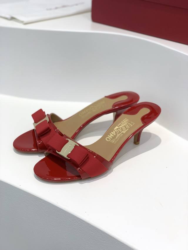工厂价330 sf Salvatore Ferraga*O 菲拉*慕经典款细跟拖鞋高跟凉拖F家永不过时的百搭款春夏仙女必备 面料：牛漆皮 内里：羊皮 大底：真皮