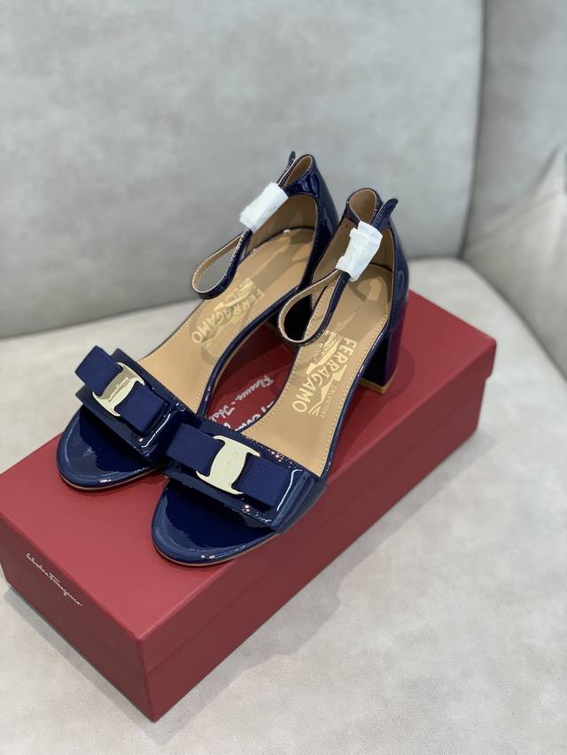 工厂价350 sf Salvatore Ferraga*O 菲拉*慕经典款一字带粗跟凉鞋气质满满，超显白 完美复刻！你值得拥有 面料：高光泽牛漆皮 内里：羊皮内