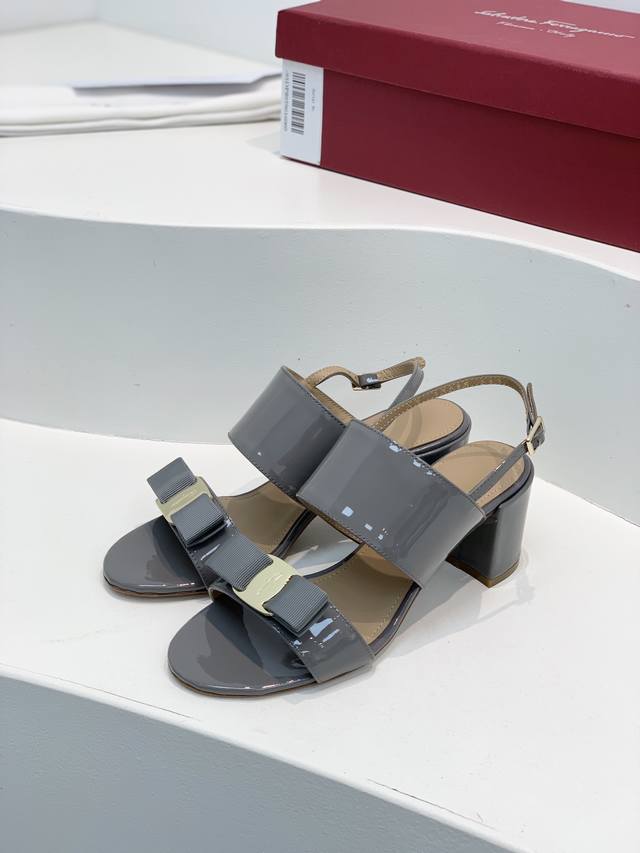 工厂价350 sf Salvatore Ferraga*O 菲拉格*慕春夏款蝴蝶结一字带双带中粗跟凉鞋 这个夏天最抢眼的凉鞋，一字带加上经典缎带蝴蝶结，优雅显气