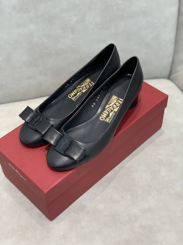 顶级版本工厂价400 sf Salvatore Ferraga*O 菲拉*慕全新双色圆柱跟款标志性Ferraga*O高跟鞋以双色设计重新演绎饰有标志性Vara蝴