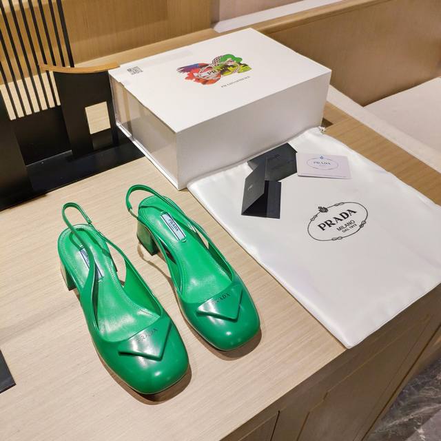 (顶级包装配套最高版本) Prada 225普拉达春夏新品，(顶级版本)实力来袭！Prada Glow限时店很闪亮的单品 370————————————————