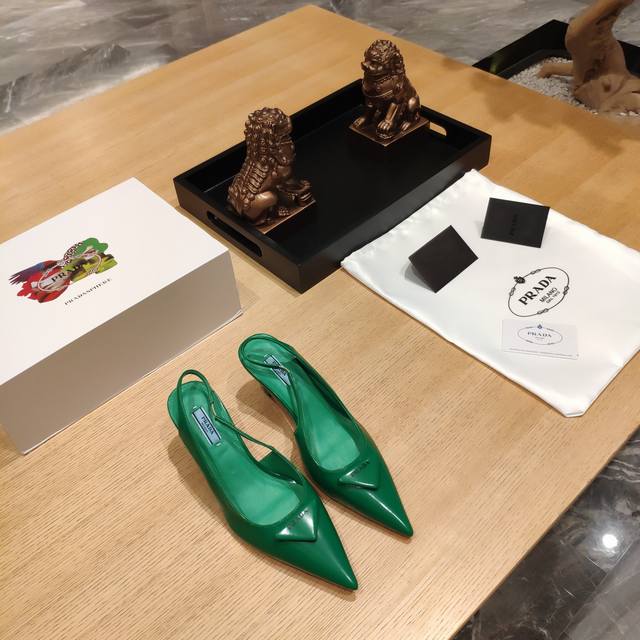 (顶级包装配套最高版本) Prada 225普拉达春夏新品，(顶级版本)实力来袭！ prada春夏秀款，订购会最火爆的坡跟凉鞋系列。 凉拖360，单鞋 370