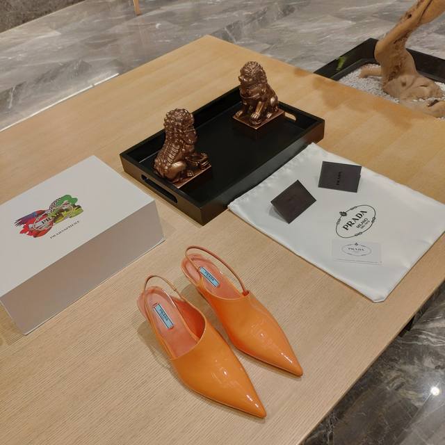 (顶级包装配套最高版本) Prada 225普拉达春夏新品，(顶级版本)实力来袭！ prada春夏秀款，订购会最火爆的坡跟凉鞋系列。 凉拖350，单鞋 370