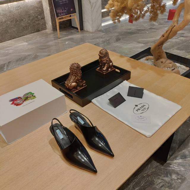 (顶级包装配套最高版本) Prada 225普拉达春夏新品，(顶级版本)实力来袭！ prada春夏秀款，订购会最火爆的坡跟凉鞋系列。 凉拖350，单鞋 370，