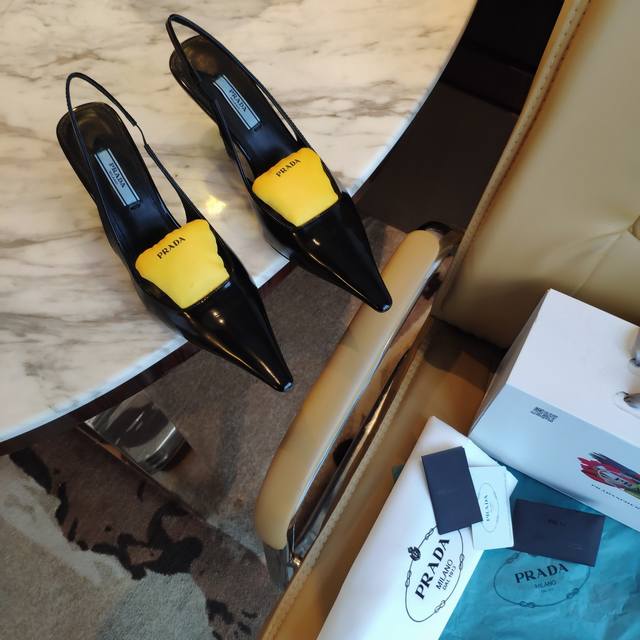 (顶级包装配套最高版本) Prada 225普拉达春夏新品，实力来袭！铁跟凉鞋。 采用昂贵的原版铁跟，非市面上Tps塑料胶跟，保证了穿着安全性，不断跟、不掉跟。