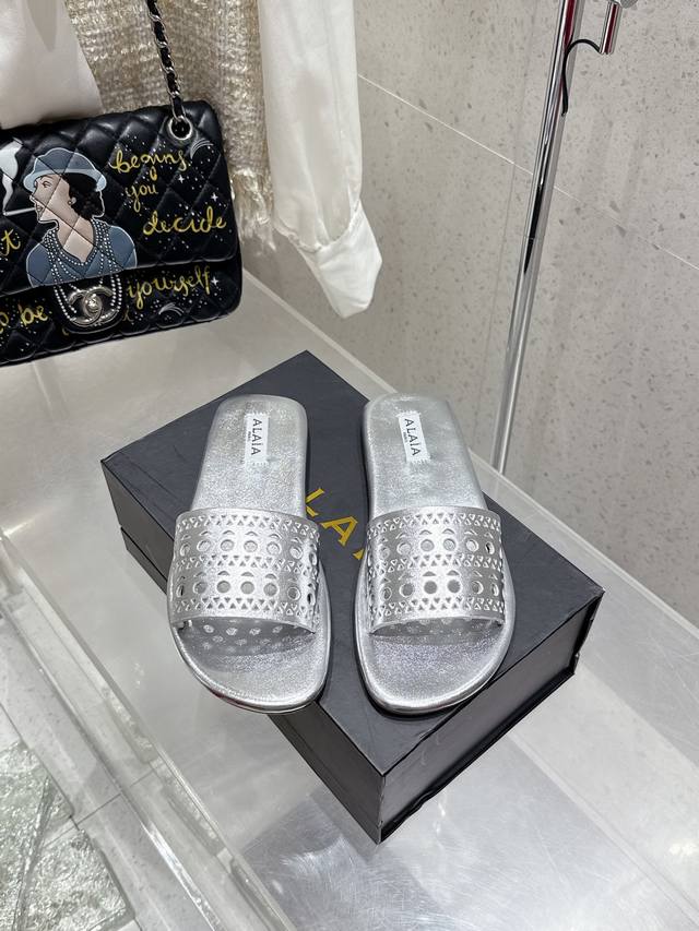 340 alaia｜阿莱亚经典复古冲孔平底拖鞋 满满的少女风 既摩登又复古的味道 非常的简约大气 不管是半身裙 连衣裙还是牛仔裤 它都能成为点睛之笔！ 鞋面进口