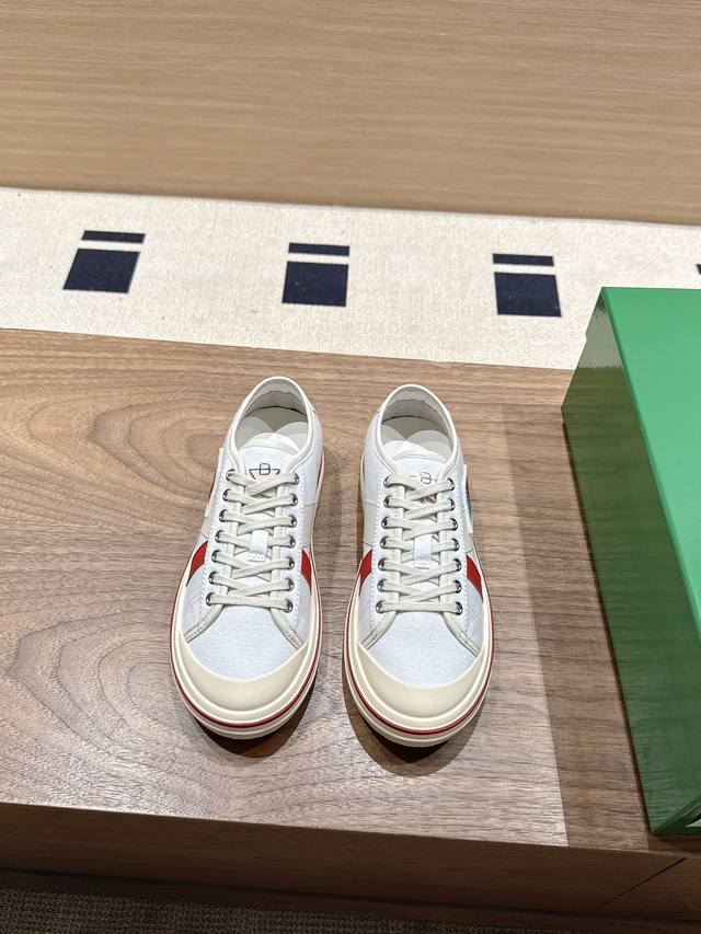 340。Bottega Veneta （官网目前原版出售只有中帮。原版买入开发） 情侣款中帮Eliot运动鞋原版￥40,500 鞋面采用优质原版一样材质 大底独