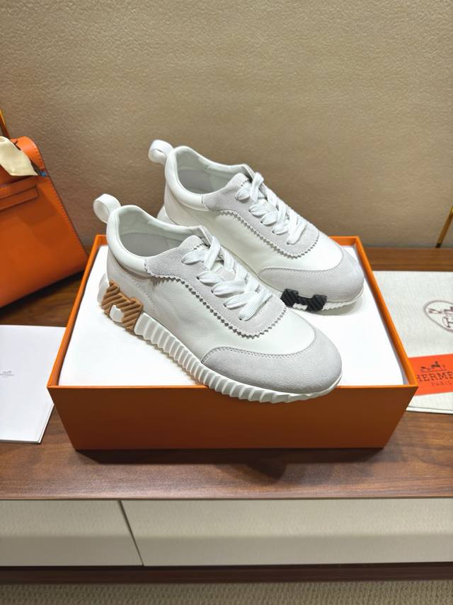 380男10。Hermes 爱马仕24运动鞋新品 h家2024Giga运动鞋新品 增高3Cm ，妥妥神器一枚 原版开模大底，很有型很轻便，脚感满分 size：3