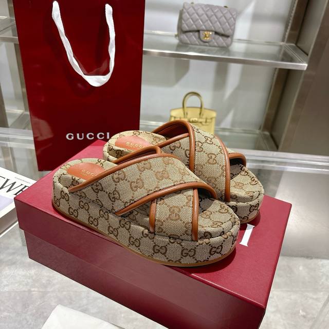 270Gucci 古奇爆款2025女士新款 Gg 厚底凉拖鞋！ 标志性的古驰标志和精致图案以当代方式重新诠释，用于最新的古驰系列。这款楔形凉拖鞋采用Gg帆布制成